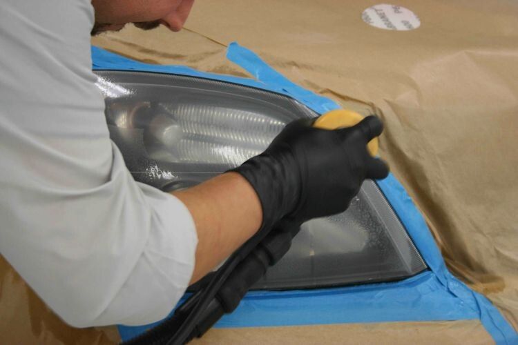 Anschließend schleift man die Abdeckscheibe trocken an - vorzugsweise mit einer Exenter-Schleifmaschin (kleiner Schleifteller empfohlen). Der Trockenschliff erfolgt zuerst mit P400-Korn, dann ein weiterer mit P600-er. (Foto: Kwasny)