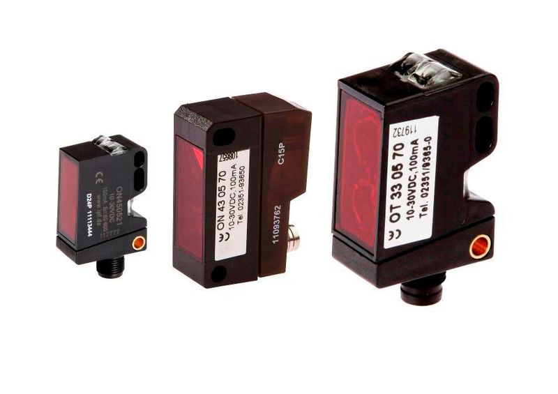 IPF Electronic ergänzt das Portfolio an Sensoren mit IO-Link-Schnittstelle. Während der SPS IPC Drives 2017 stellt der Sensorspezialist eine neue Reihe an optischen Sensoren mit IO-Link vor. Bei den Geräten mit IO-Link-Schnittstelle handelt es sich um die optischen Sensoren der Reihe ON33, OT33, ON43, OT43 sowie ON45 und OT45. Das Lösungsspektrum erstreckt sich von Tast-Reflexschranken mit Sender und Empfänger in einem Gerät bis hin zu Lichttastern. Die optischen Sensoren sind hinsichtlich ihrer Bauform und ihren technischen Eigenschaften identisch mit den Gerätereihen ohne IO-Link-Schnittstelle.  IPF Electronic auf der SPS IPC Drives 2017: Halle 7A, Stand 7A-540 (Bild: IPF Electronic)