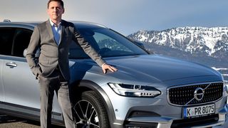 Volvo-Deutschland-Geschäftsführer Thomas Bauch mit dem neuesten Volvo-Familienmitglied V90 Cross Country. (Volvo)