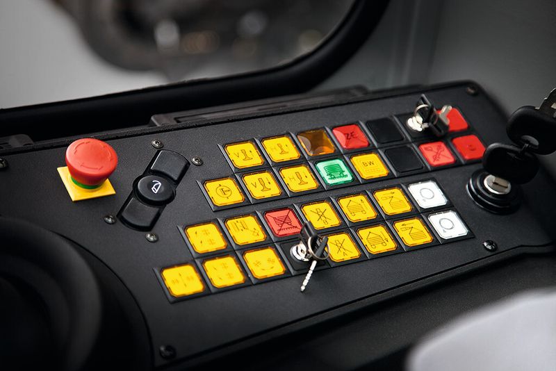 Ähnlich wie bei einer Folientastatur: Generell ist aufgrund der neuen Maschinenrichtlinie eine Tendenz zur Folientastatur zu bemerken, da sich bei einer so aufgebauten Bedien-Kontroll-Einheit die Schaltzustände der einzelnen Tasten mit einem geringeren Aufwand durch eine SPS überwachen lassen. (Liebherr)