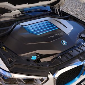 Die Brennstoffzelle im BMW iX5 leistet 125 Kilowatt.(Bild:  Tom Kirkpatrick/BMW AG)