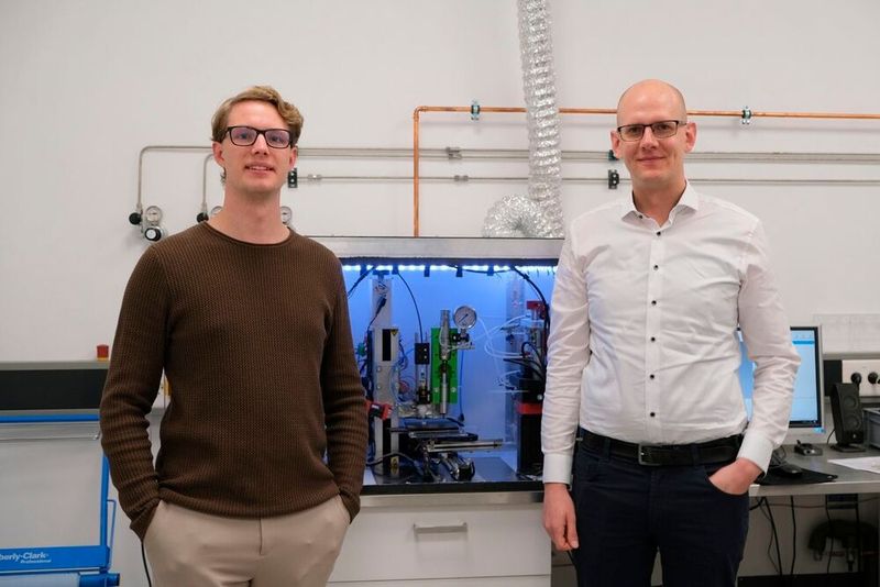 Kolja Krohne (left) and Dr. Leonard Siebert (right) have printed and fused glass directly for the first time using the Laser-Assisted Melt Printing (LAMP) process. (Image:Christina Anders, Kiel University)