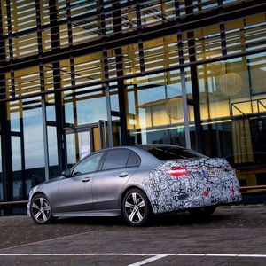 Unter der Haube regiert die Vernunft: Es gibt nur noch Vierzylinder, und die sind alle mit einem 48 Volt-Generator elektrifiziert.(Bild:  Mercedes-Benz)