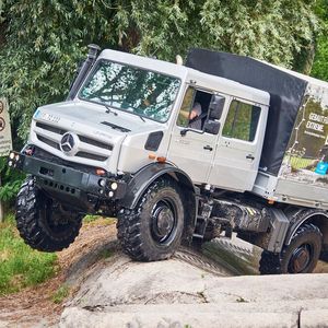 Mitte der 90er-Jahre kam es zu einer strategischen Neuausrichtung. Während der Unimog bisher als Allzweckfahrzeug für den Ganzjahreseinsatz und vor allem für die Landwirtschaft konzipiert war und die Baureihen sich vor allem in Leistung, Größe und Gewicht unterschieden, wird seither auf zwei Produktlinien gesetzt, die sich nach Einsatzzweck unterschieden: den hochgeländegängigen Unimog und den Unimog-Geräteträger.(Bild:  Daimler Truck)