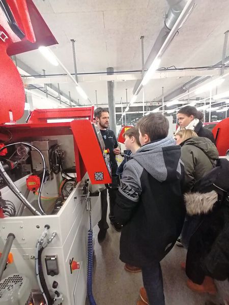 Les écoliers et leurs parents ont pu en apprendre plus sur les métiers du décolletage. (Source : AFDT)