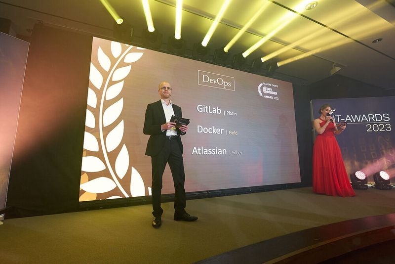 Als viertes Portal des IT-Awards-Abends kam Dev-Insider an die Reihe. Unterstützt und mental gefestigt durch Moderatorin Margit Lieverz kürte Chefredakteur Stephan Augsten die Gewinner der Platin-, Gold- und Silber-Tophäen im Bereich Development. (Bild: krassevideos.de / VIT)