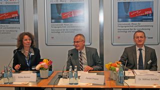 Die vom VDMA neu gegründete Arbeitsgemeinschaft Medizintechnik – vorgestellt auf der Metav, v. l. n. r.: Sylke Becker, Leiterin Pressearbeit des VDMA, Harald Preiml, Vorsitzender der AG Medizintechnik, und Dr. Wilfried Schäfer vom VDW. (Bild: Anne Richter, SMM)