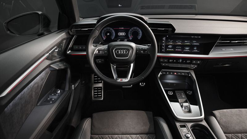 Der Innenraum, das Motorenangebot, das üppige Paket an Assistenzsystemen und die digitale Invasion in und um das Cockpit herum gleichen dem Fünftürer bis ins Detail. (Audi)