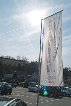 Die Sessner-Flagge für die Marken VW und  Audi weht in Kitzingen. (Archiv: Vogel Business Media)