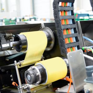 Bandschleifantrieb mit überzeugender Gleichlaufeigenschaft durch das Keba Servosystem.(Bild:  Keba)