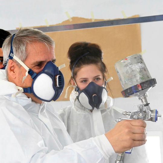 Auch in der Autobranche kommen Atemschutzmasken zum Einsatz.(Bild:  Daimler)