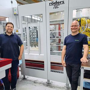 Tomislav Jurisa (l.) und Jürgen Kopsieker an der Steuerung der Röders HSC-Fräse RXP 601 DSH.  (Bild:  Klaus Vollrath)