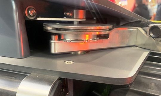 Langlebige Rotationsbremsen verzögern die Bewegung des Auslegerarms für Material schonenden und sicheren Betrieb des Mäh- und Mulchroboters. (Bild:  Brüggli Industrie)