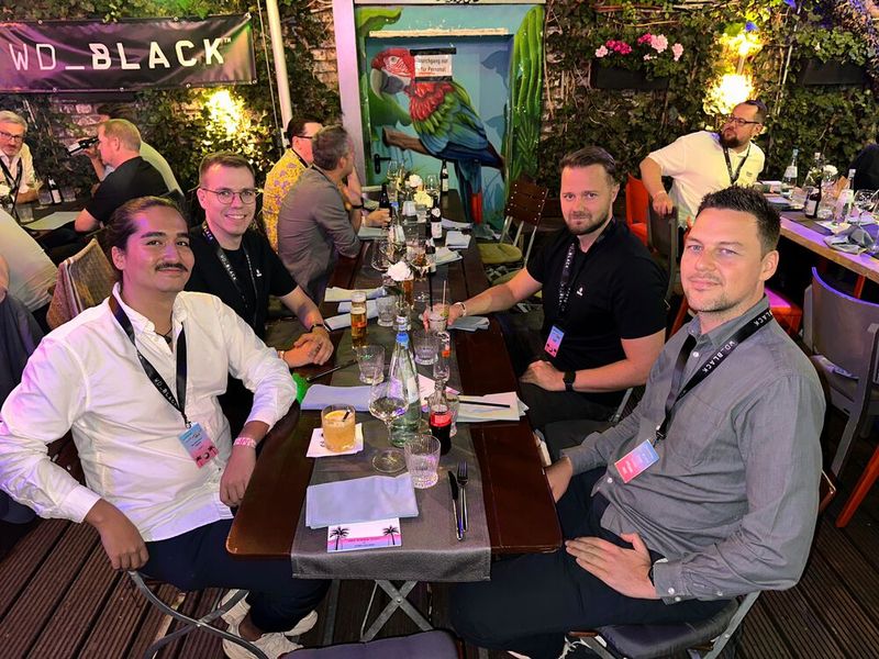 (l.) Muhammed Mayar (AXRO), Jonas Ellersiek und Timo Klassen (Wortmann) und Tim Weidebach (AXRO). (Bild: Vogel IT-Medien GmbH)
