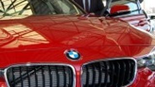 Andre Bochow (re.), Gebietsleiter Aftersales der BMW AG, und John Müller, Standortleiter Cottbus des Autohaus Wernecke, übergaben das Fahrzeug an das Bildungszentrum. (Foto: HWK)