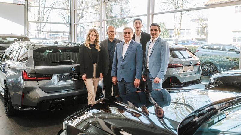 Aus zwei Unternehmer­familien wurde eine: (v. l.) Lea Schwarz, Elmar Schwarz, Richard Wagner, Leonhard Wagner, Richard Alexander Wagner.(Bild:  Motorheimat)