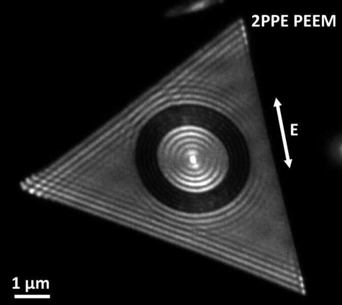 Experimentell gemessene Bilder der Elektronenemission aus einer atomar glatten, kristallinen Goldschicht, die mit 800 nm Laserpulsen angeregt wurde. (Universität Stuttgart / 4. Physikalisches Institut)