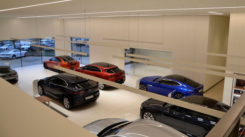 Die Fahrzeuge werden durch die LED-Beleuchtung in Szene gesetzt. (Bild: Mauritz/»kfz-betrieb«)