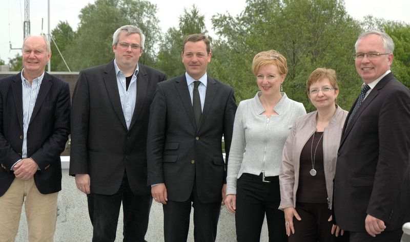 Abb. 2: Gemeinsam für Jugend forscht in Bremen (v.l.n.r.): StD Hans-Helmut Dettmer, Carsten Pieper, Joachim Jürgens, Renate Raschen, Eva-Maria Rieger und Dr. Sven Baszio. (Bild: Ottleben/LABORPRAXIS)