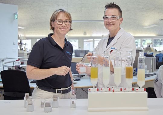 Olivia Bossart (li.), Leiterin Innovation, und Rahel Käser, Laborantin im Entwicklungslabor der Blaser Swisslube AG, diskutieren aktuelle Versuchsergebnisse aus der KSS-Entwicklung.(Bild:  Matthias Böhm)
