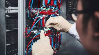 Ein Forscherteam am KIT erklärt bislang unverstandene Degradationsmechanismen im Kathodenmaterial für zukünftige Hochenergie-Lithium-Ionen-Batterien.  (Amadeus Bramsiepe, KIT)