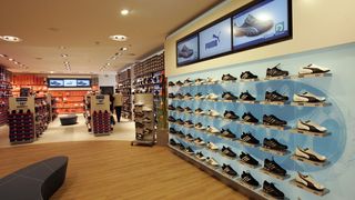 Die verkürzten Lieferwege in die Filiale entlasten die Umwelt und sorgen für schnelle Versorgung an den Verkaufsplätzen. (Bild: Deichmann)