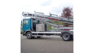 Per Funk fernsteuerbarer LKW zur Waggonentladung von Schüttgut an wechselnden Einsatzorten. (Bild: Apullma)