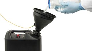 Eine sicheres Abfüllen von chemischen Abfällen ist mit den Trichtern gewährleistet. (Bild: Scat)