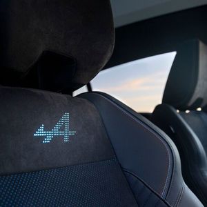Ein schickes Detail der Alpine-Ausstattung sind die leuchtenden A in den Lehnen der Vordersitze.(Bild:  Renault)