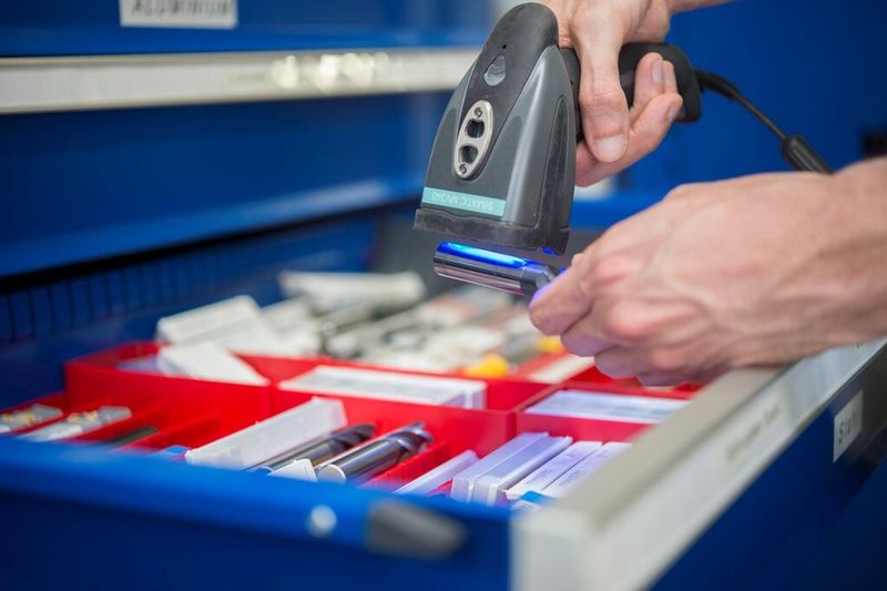 The tool can be marked with a unique number using a data matrix code, which is used to automatically retrieve the corresponding tool data from a central database on the master computer. (Source: Siemens)