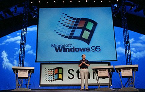 Bill Gates bei der öffentlichen Präsentation von Windows 95: Geschätzte 200 Millionen US-$ investierte Microsoft in die Launchkampagne des Betriebssystems