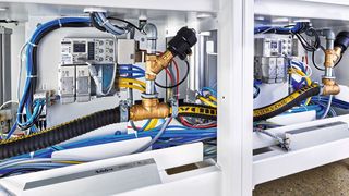 Die Servozylinder und Servocontroller von SMC sorgen in den Ski- und Snowboard-Servicemaschinen von Ernst Knoll Feinmechanik für einen optimalen Schleifprozess. (Bild: SMC Deutschland/RALF KILLIAN)