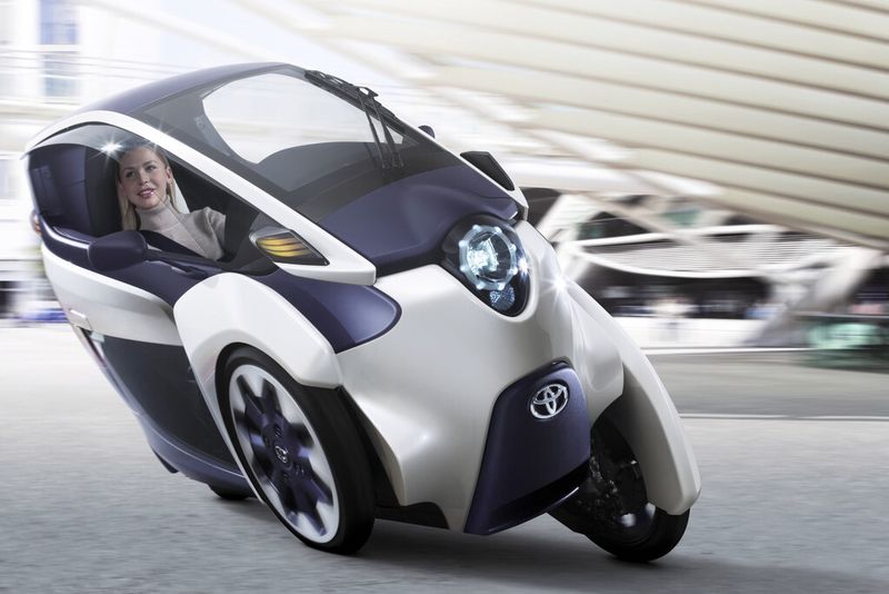 Toyota i-Road: Der dreirädrige Zweisitzer kombiniert die Vorzüge eines Autos mit der Wendigkeit eines Zweirads (Toyota)