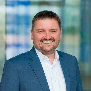 Dirk Müller-Niessner, CTO, Bechtle: „Wir sind bereits seit Jahren mit den maßgeblichen Prozessen vertraut und haben entsprechende Zertifizierungen vorgenommen. Dazu zählen neben ISO 27001 und ISAE 3402 auch die aktuellen C5-Zertifizierungen. Was wir aus unserer Erfahrung dick unterstreichen möchten, ist die Wichtigkeit von Network Information Security für uns und unseren Service für unsere Kunden. Die kontinuierliche Auseinandersetzung über alle Ebenen hinweg hilft uns, das Thema stets auf dem aktuellen Stand zu halten.“(Bild:  Bechtle)
