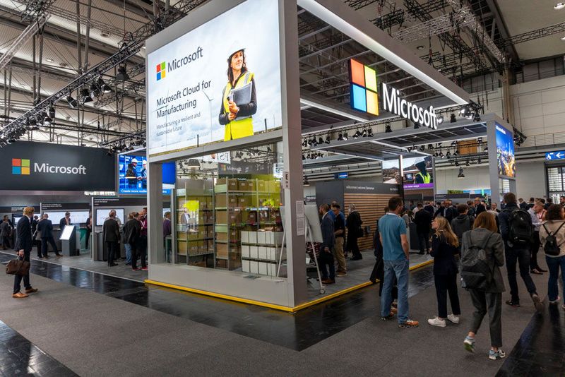 Bei Microsoft gab es viel zu entdecken. Im Fokus stand unter anderem die Microsoft Cloud for Manufacturing. Die End-to-End-Cloud-Lösung für die Fertigung soll bereits veröffentlichte als auch neue Funktionen beinhalten, mit denen vom Menschen über Prozesse bis hin zu Anlagen alles in einer Fabrik sicher miteinander vernetzt werden kann – was nicht zuletzt der Lieferketten-Stabilität nutzen soll. (Bild: Vogel Communications Group)