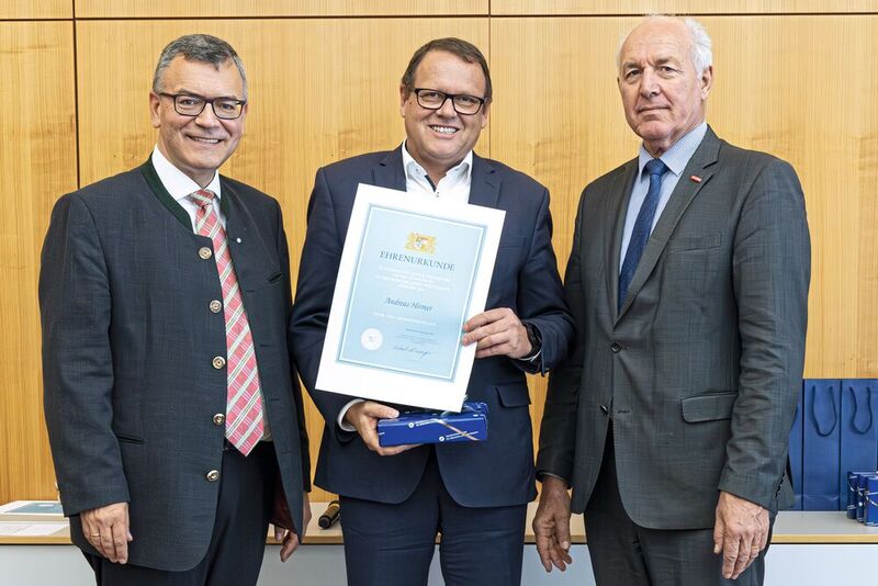 Andreas Hirmer (Mitte) freut sich über die von Staatsminister Dr. Florian Herrmann (links) und Handwerkskammer-Präsident Franz Xaver Peteranderl überreichte Auszeichnung.
