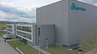 Lagergebäude mit dem blauen Groninger-Schriftzug (Source: Groninger)