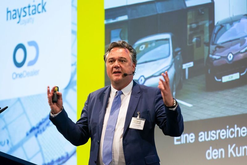Auf die besonderen Herausforderungen der Spezies des E-Autokäufers ging Frank Brümmer vom Autohaus Schlesner ein. Er empfahl den Händlerkollegen, diese Gruppe intensiv und maßgeschneidert zu beraten. (Stefan Bausewein)