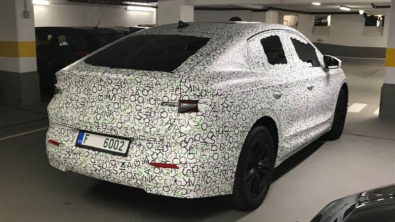 Bereits im Herbst, anlässlich der IAA in München, war das Coupé als Erlkönig unterwegs … (Grimm/»kfz-betrieb«)