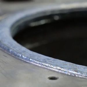 Der Formnext-Aussteller Oscar PLT hat ein System geschaffen, mit dem man Gussteile direkt auf der Werft auf dem Schiff oder an der Windkraftanlage additiv reparieren kann, was auch mit kritischen Bauteilen prozesssicher gelingt, wie das Unternehmen betont. Hier ein Beispiel.(Bild:  Oscar PLT)