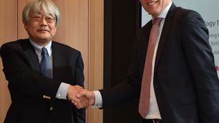 Während der Vertragsunterzeichnung: Yoshitaka Arakawa, Senior Associate Director, Division General Manager, Basic Petrochemicals Divison, MCC (links) und John van der Velden, Geschäftsführer, Linde Engineering Division (rechts). (Linde Engineering)