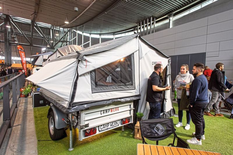 ... und Zeltanhänger an. (Messe Stuttgart)