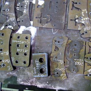 Mit verschiedenen Blechteilen wurde in Vorversuchen das Schneiden der Löcher bei Messer Soft durchgeführt, bewertet und optimiert. Bild: Messer Soft