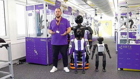 KI trifft auf Low-Cost-Automation: Über die RBTX-Plattform bündelt Igus mittlerweile rund 100 humanoide Robotermodelle für den kostengünstigen Einstieg in die Automatisierung.(Bild:  Igus SE & Co. KG)