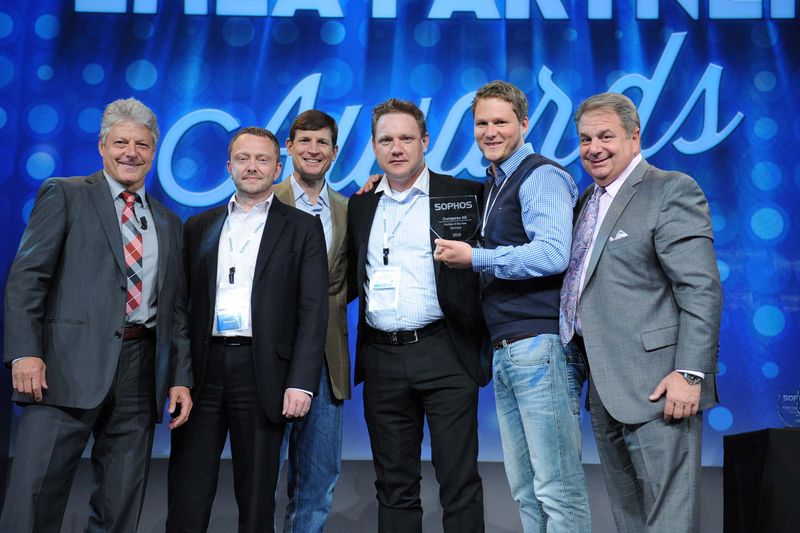 „Sophos Partner of the Year EMEA“ ist die Comparex AG, in Rom vertreten durch Rainer Ott (2. v. l.), Rene Schoppe (3. v. r.) und Falko Sperling (2. v. r.). Sophos-CEO Kris Hagerman (3. v. l.) übergab die Trophäe zusammen mit Mike Valentine (r.) und Karl Heinz Warum (l.). (Bild: Sophos)
