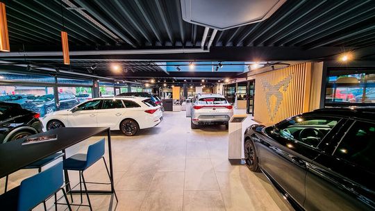 Kunden sollen vor Ort aus über 1.000 Seat- und Cupra-Modellen aus dem gesamten Tiemeyer-Bestand zugreifen können.(Bild:  Tiemeyer-Gruppe)