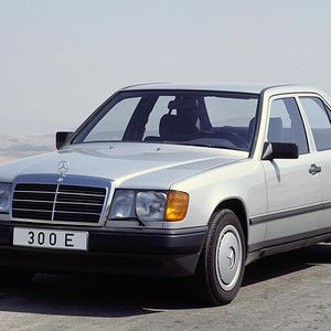 (Mercedes-Benz)