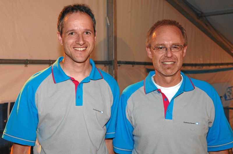 Sorgen für mehr Sicherheit: Michael Konrad und Dieter Schmidt fanden einen Weg, um im Display eines Messgeräts den Anlagenzustand anzuzeigen. (Archiv: Vogel Business Media)