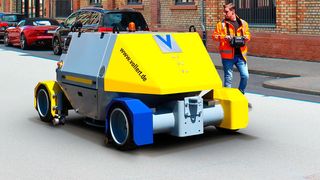 Der neue Zweiwege-Robot „VLEX“ von Vollert rangiert auf Straße oder Schiene leicht bis zu 300 t. (Vollert)