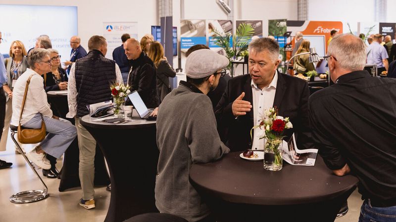 Kaffeepause heißt Austauschpause: Hier wird über das Gehörte diskutiert und Kontakte werden gepflegt. (Bild: Stefan Bausewein)